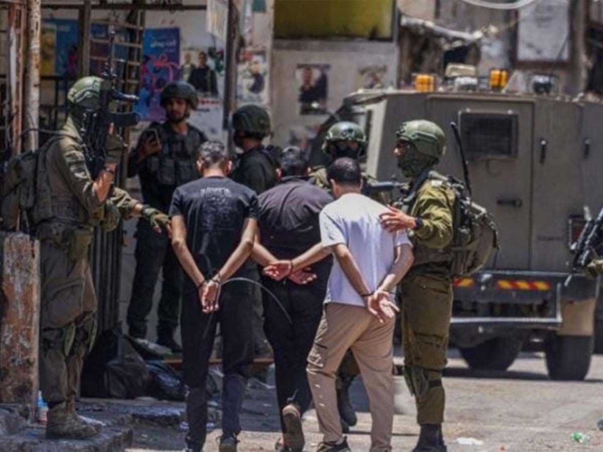 قوات الاحتلال الاسرائيلي تعتقل فلسطينيين
