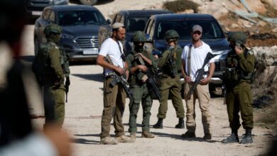 مستوطنون اسرائيليون يقطعون الطريق بالضفة